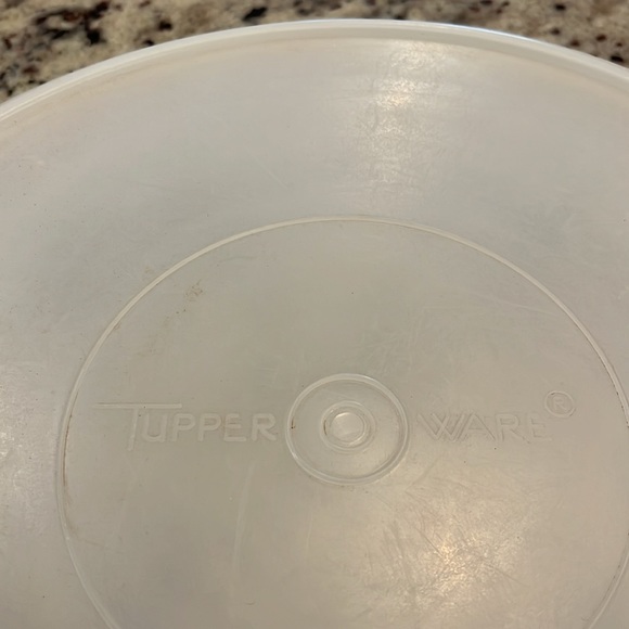 Large Tupperware container - Picture 3 of 7